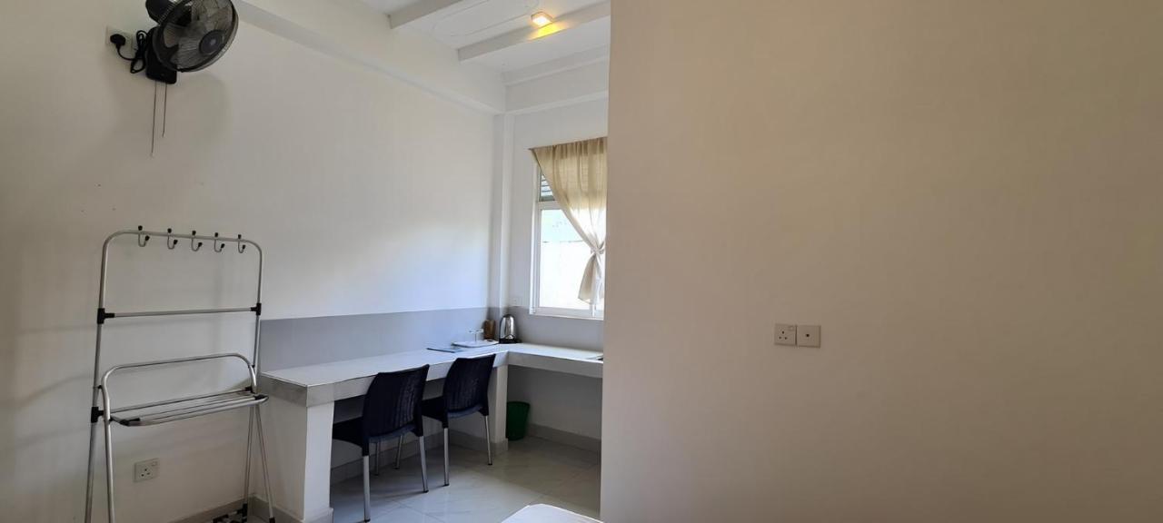 Ceylon Lodge - Airport Transit Hostel ネゴンボ エクステリア 写真